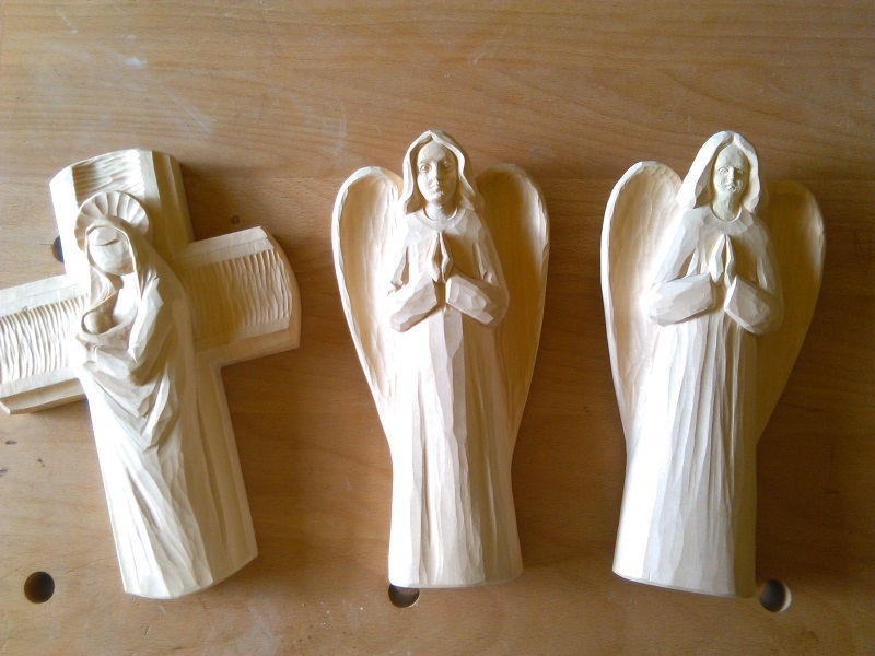 Drevený kríž a drevený anjely.