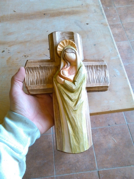Malý drevený kríž z matkou a dieťaťom